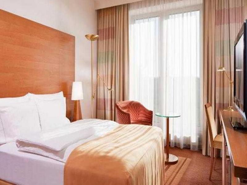 Sheraton Duesseldorf Airport Hotel Стая снимка